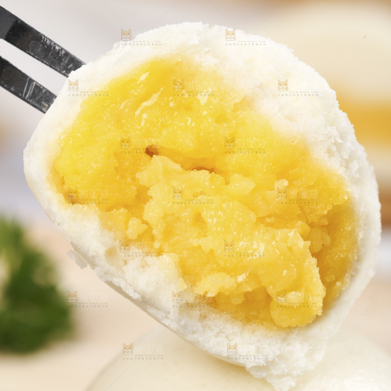 叉子上叉着广式奶黄包