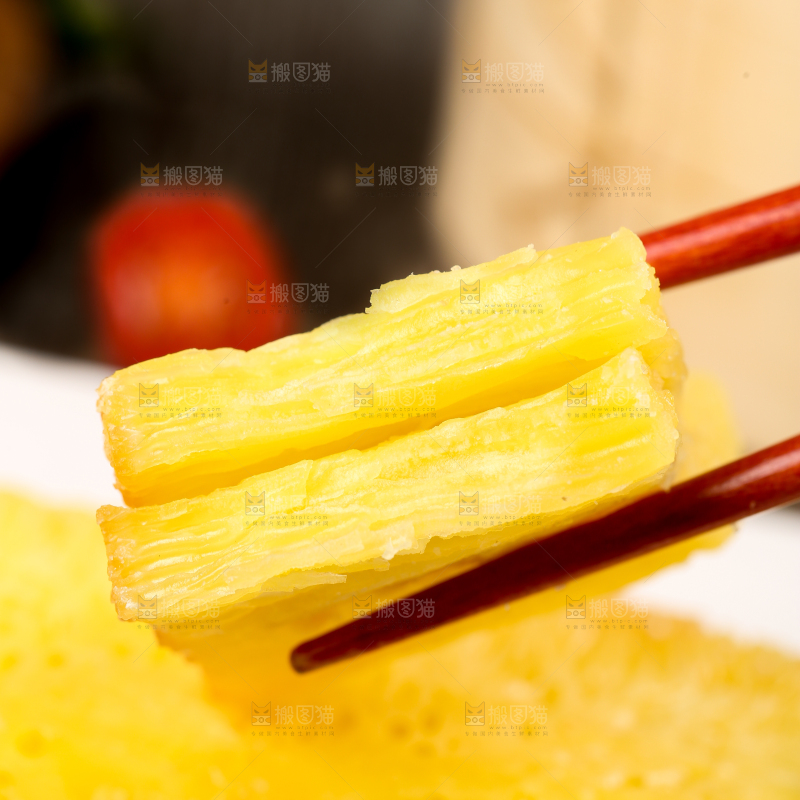 盘子里装着手工蒸糕