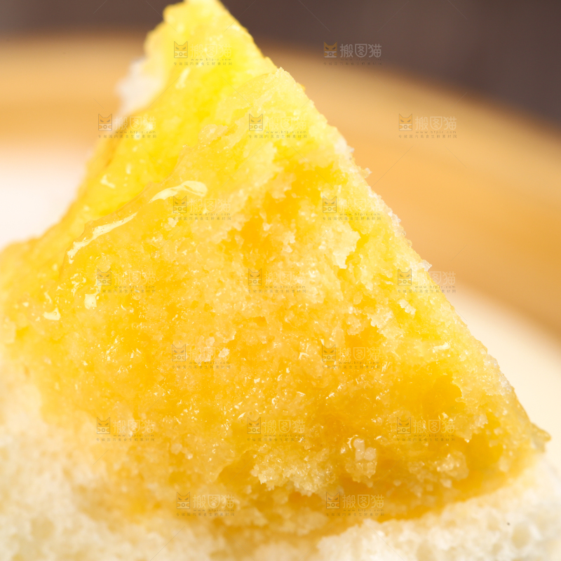 蒸笼里放着奶黄包