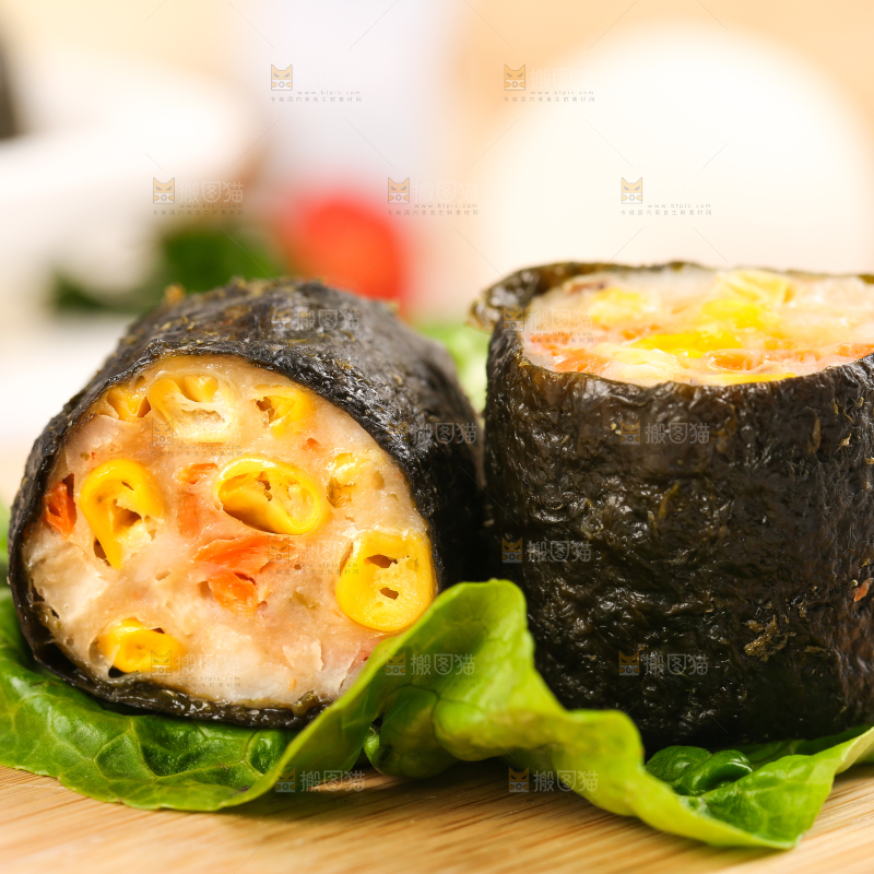 木板上的玉米紫菜卷