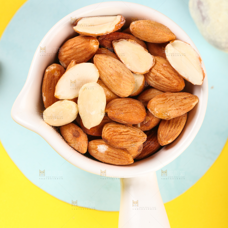 浅底上放着一碗杏仁