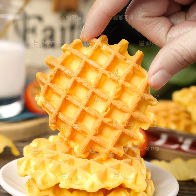 手拿华夫饼蛋糕