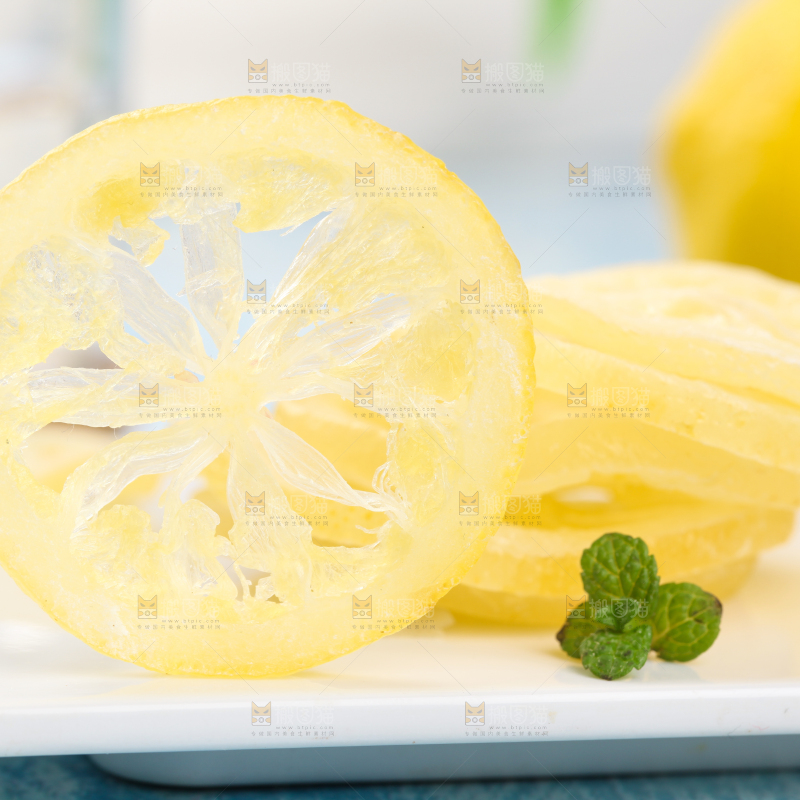 石板上放着干片柠檬干