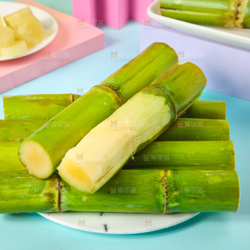 蓝底上放着一盘陶山甘蔗