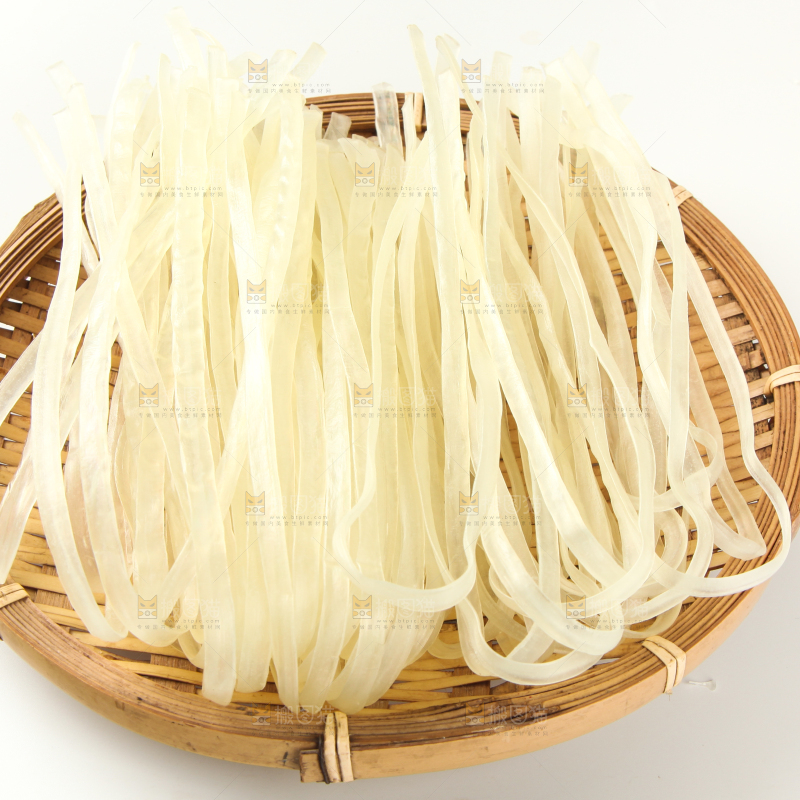 白底上放着一筐河粉