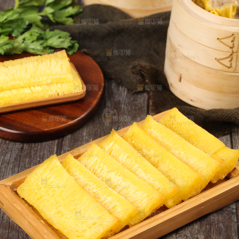盘子里装着手工蒸糕
