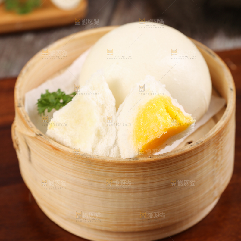 蒸笼里放着奶黄包