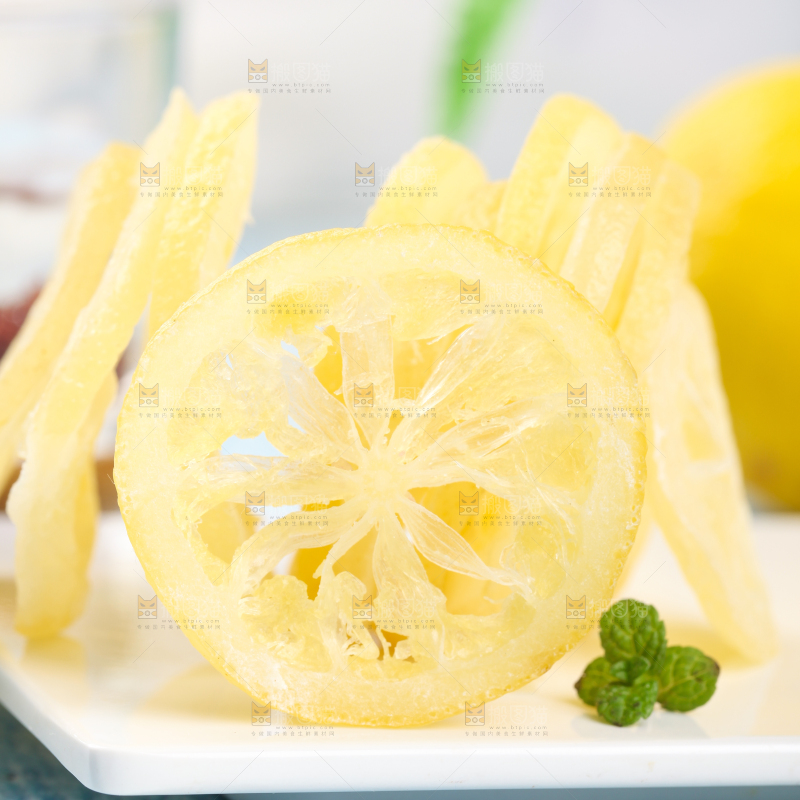 石板上放着干片柠檬干