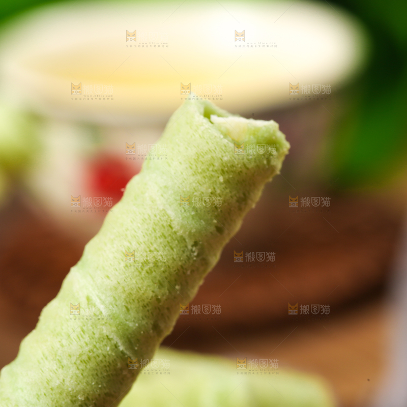 碟子里装着抹茶蛋卷
