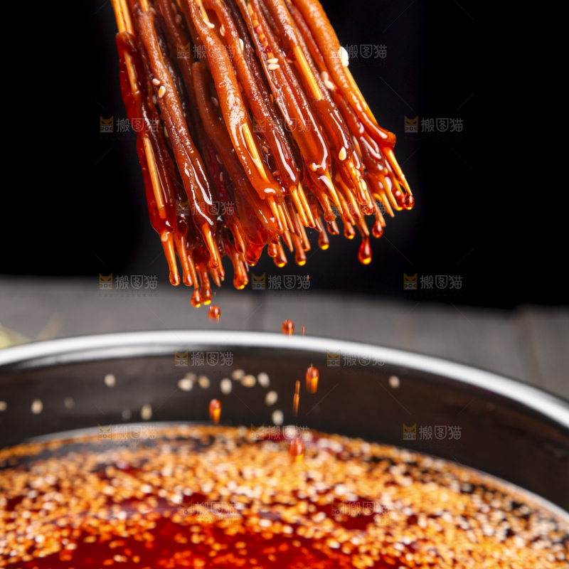 锅里放着鸭肠串