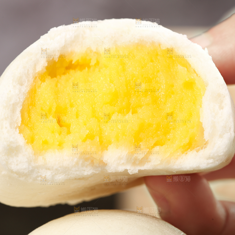 手上拿着奶黄包
