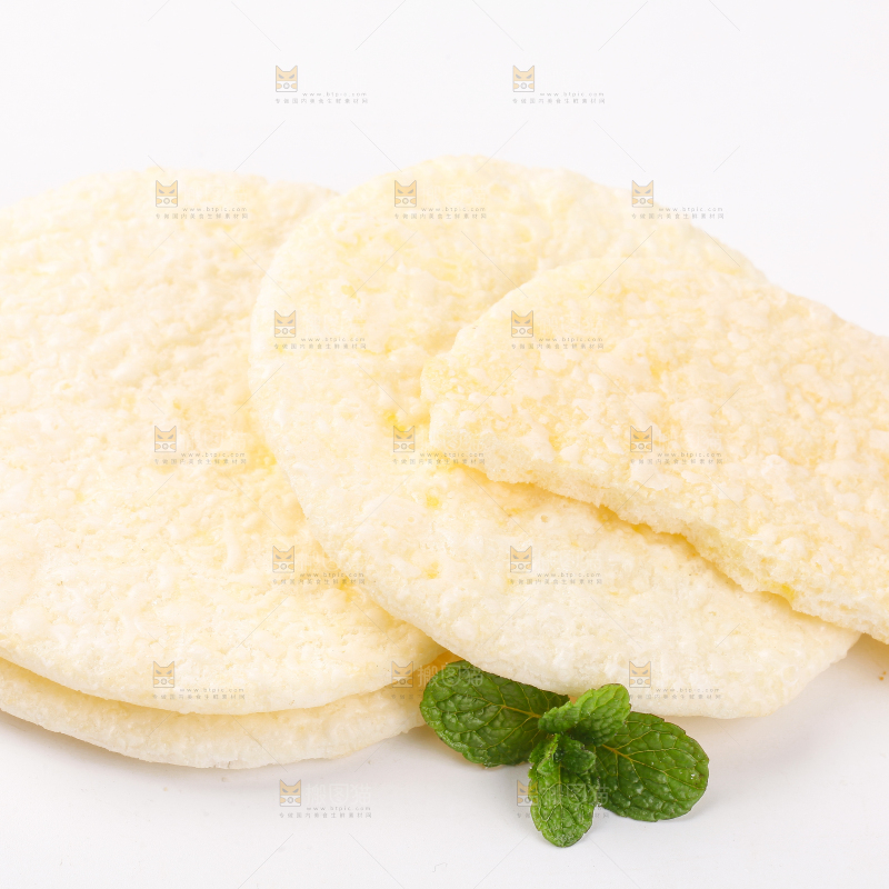 白底上放着米饼