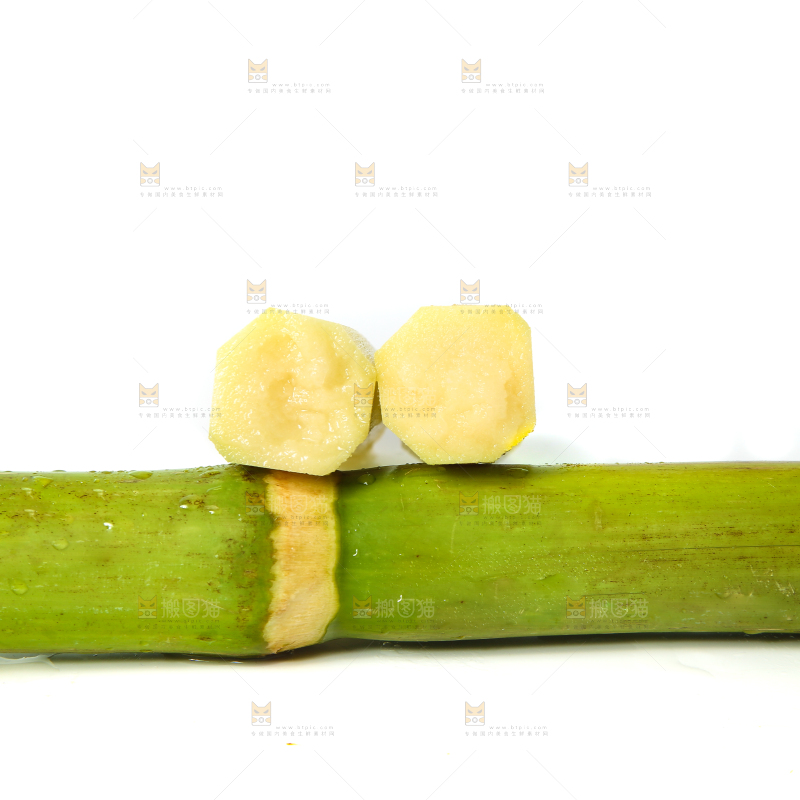 白底上放着削皮的甘蔗