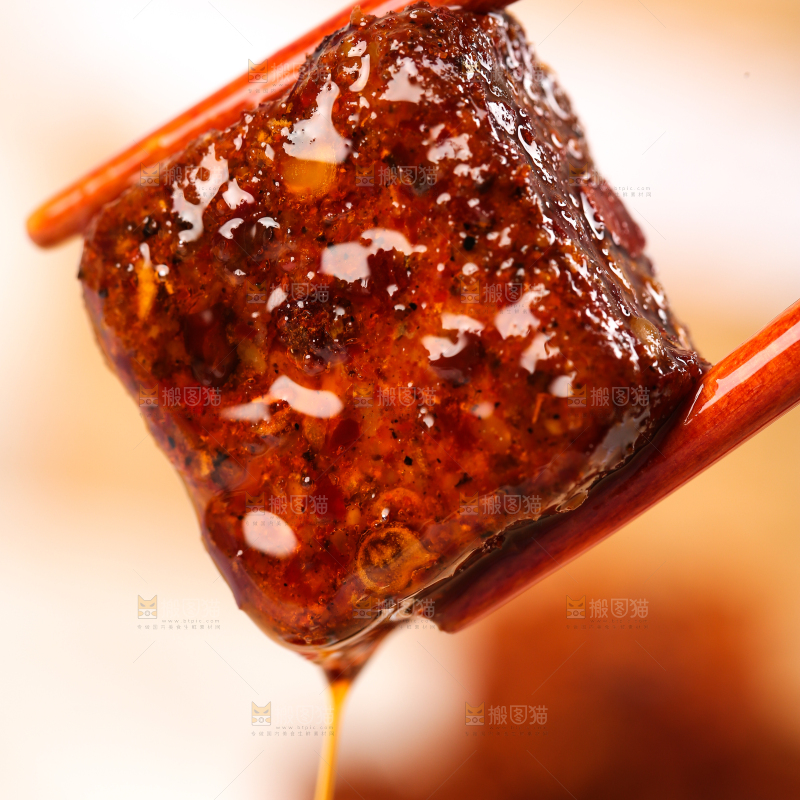 筷子上夹着红糖块