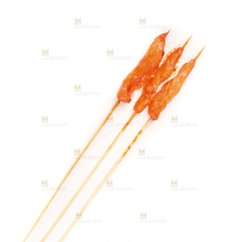 白底上放着肉串