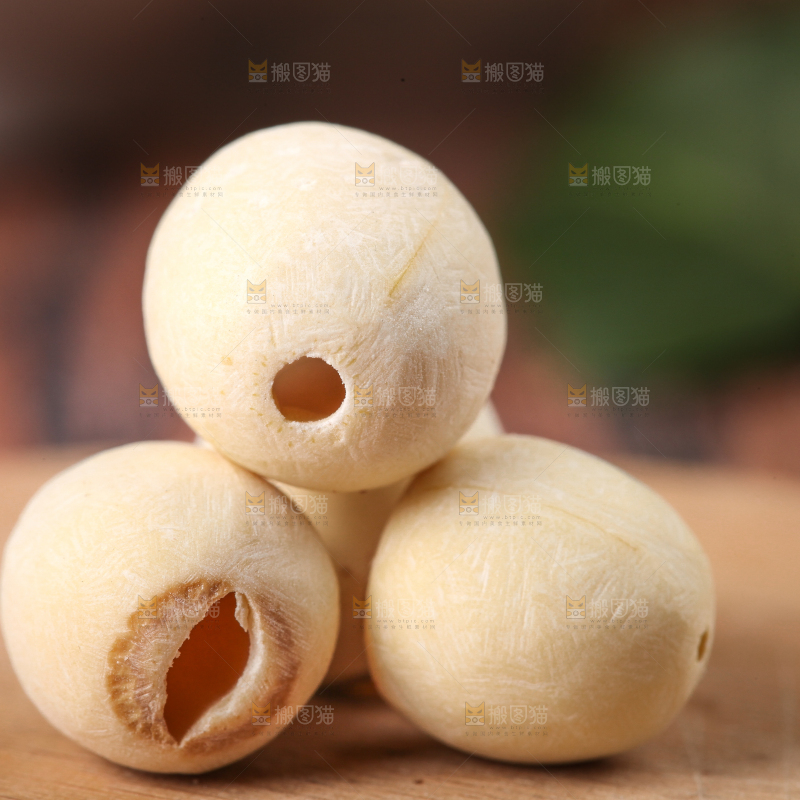 木板上放着九鲤湖白莲子