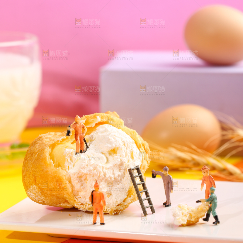 盘子里装着掰开的泡芙