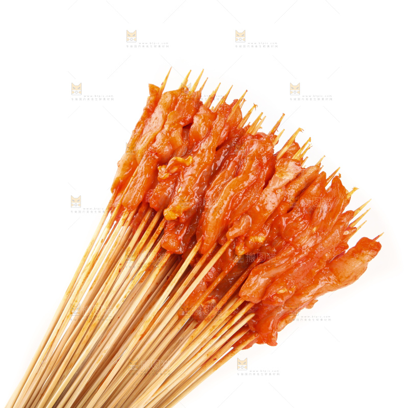 白底上放着肉串