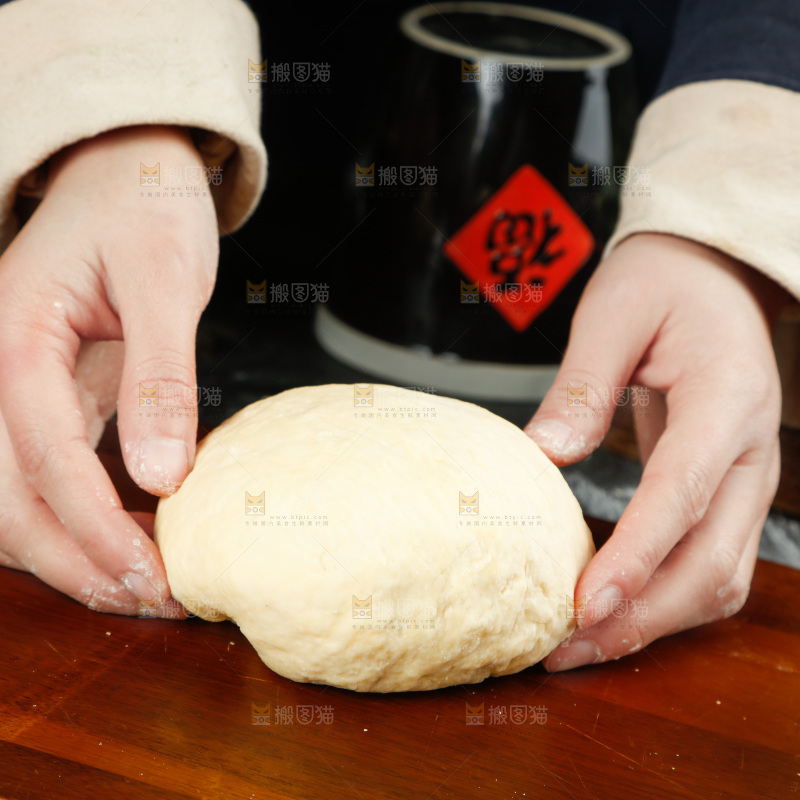 手拿面团