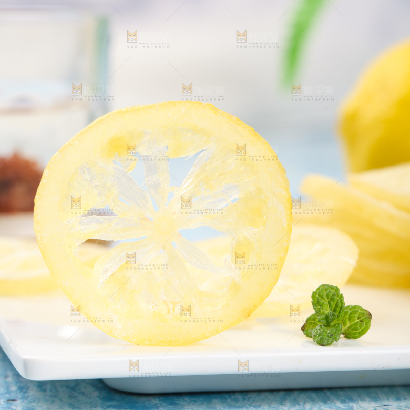 石板上放着干片柠檬干