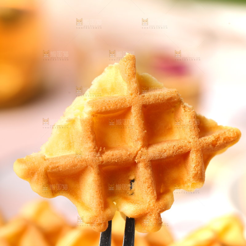 叉子叉着华夫饼
