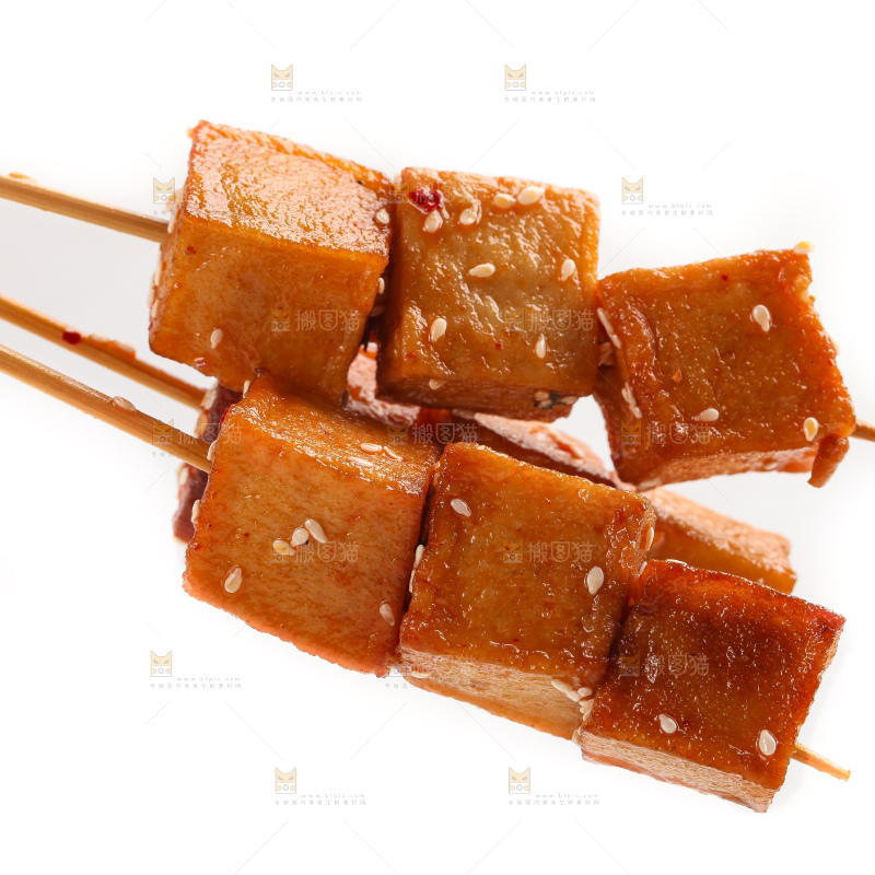 白底上的豆腐串