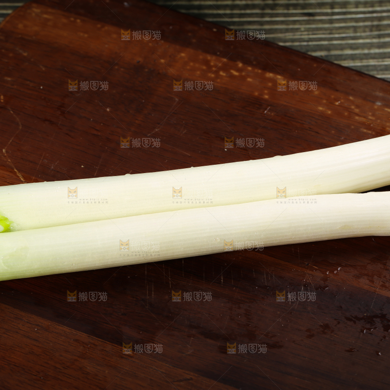 木底上放着甜葱