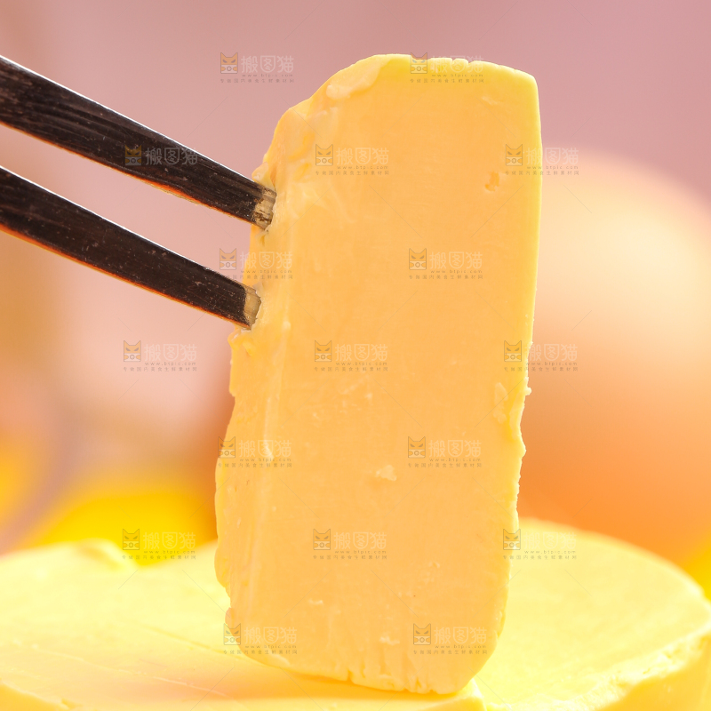 叉子叉着一块黄油
