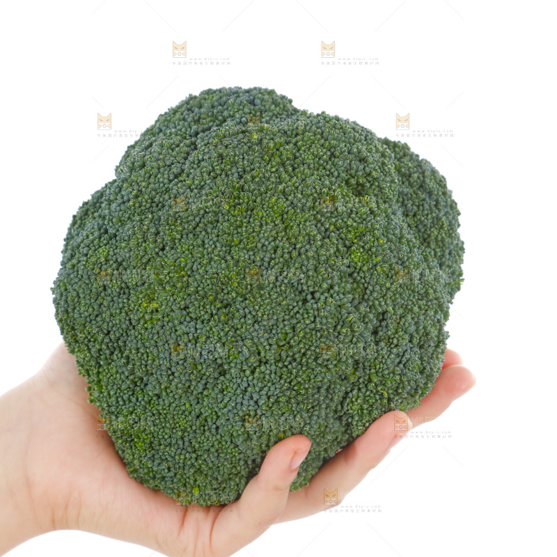手里拿着西兰花