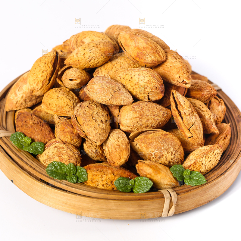 白底上放着一盘巴旦木