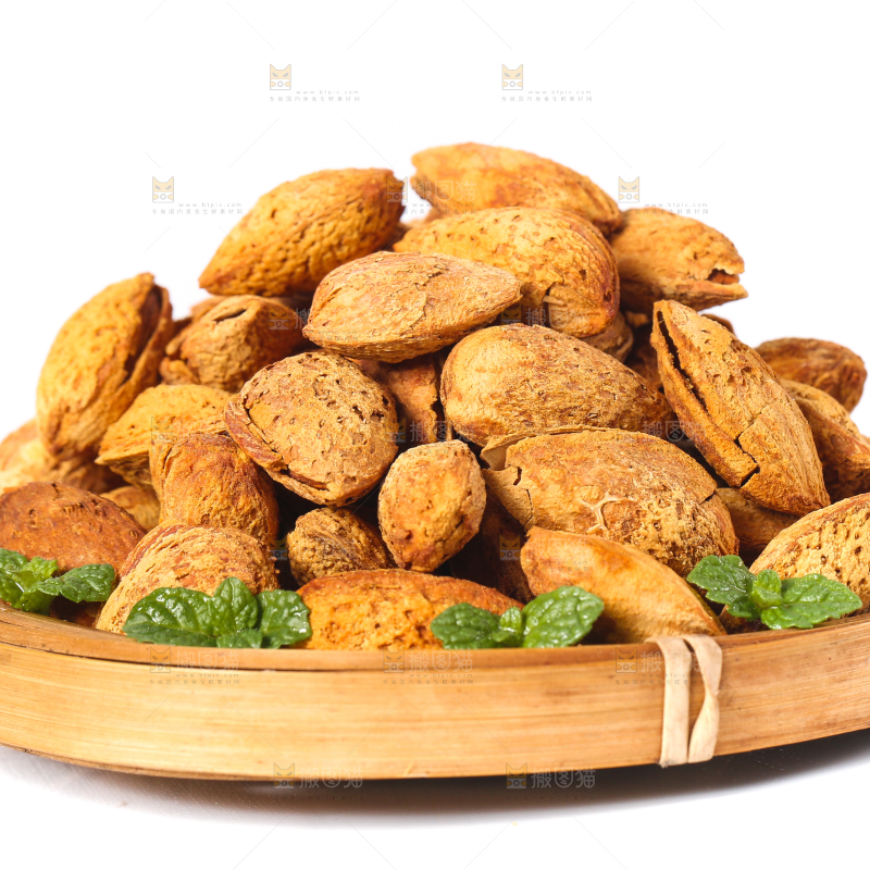 白底上放着一盘巴旦木