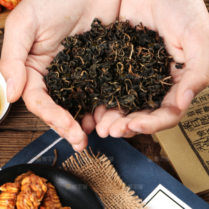 手里捧着茶叶