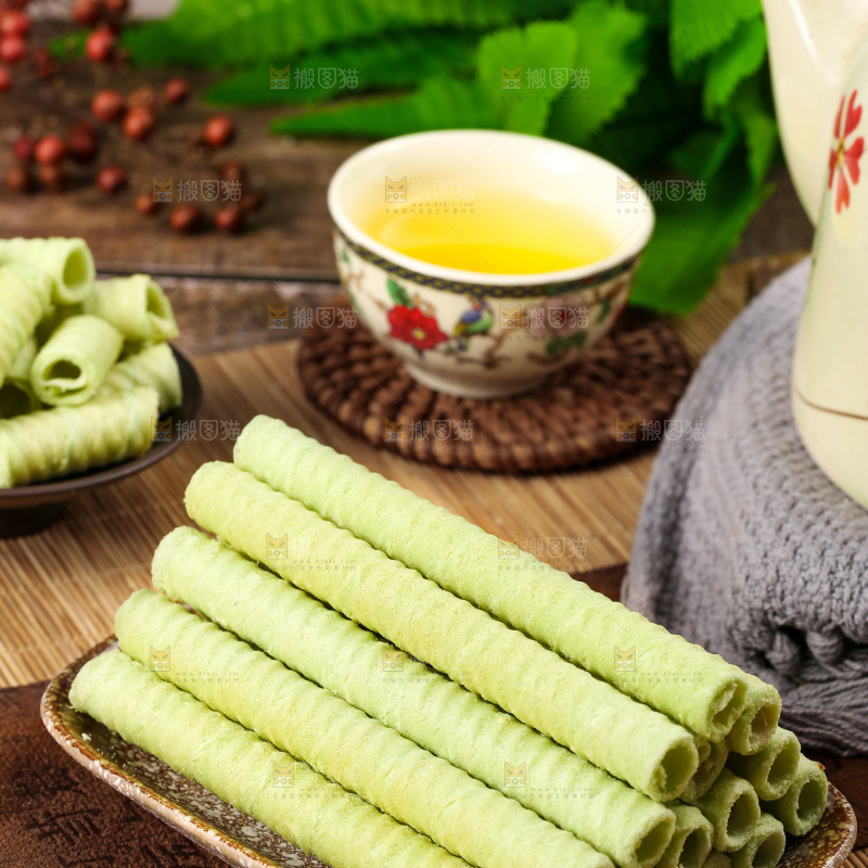 盘子里放着抹茶卷