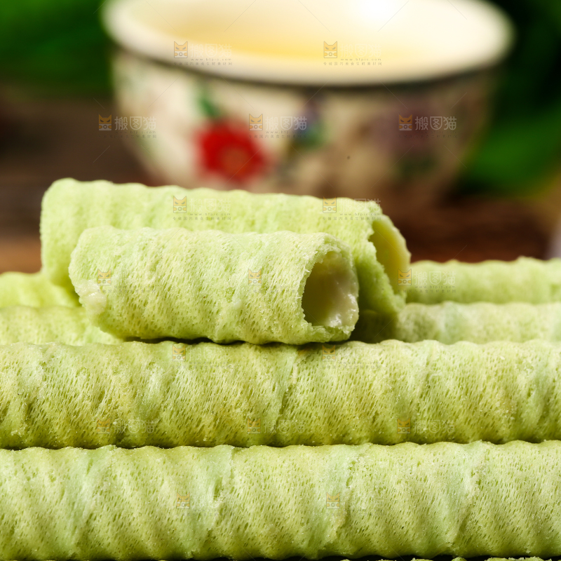 盘子里放着抹茶卷