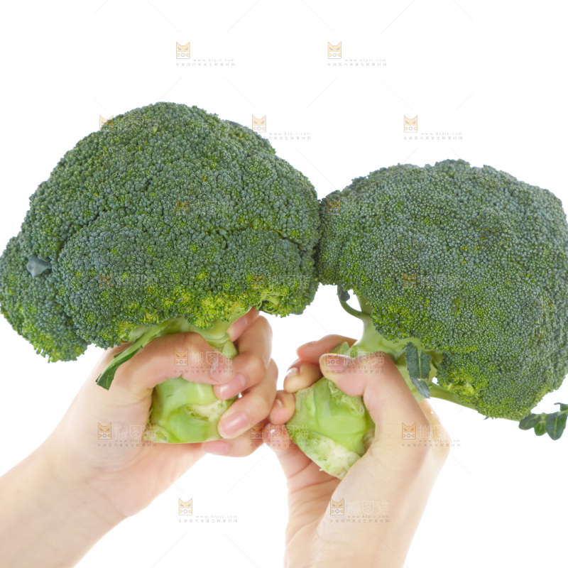 手里拿着西兰花