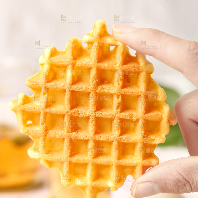 手拿华夫饼