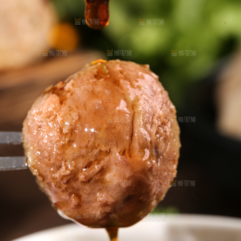 叉子叉着牛肉丸