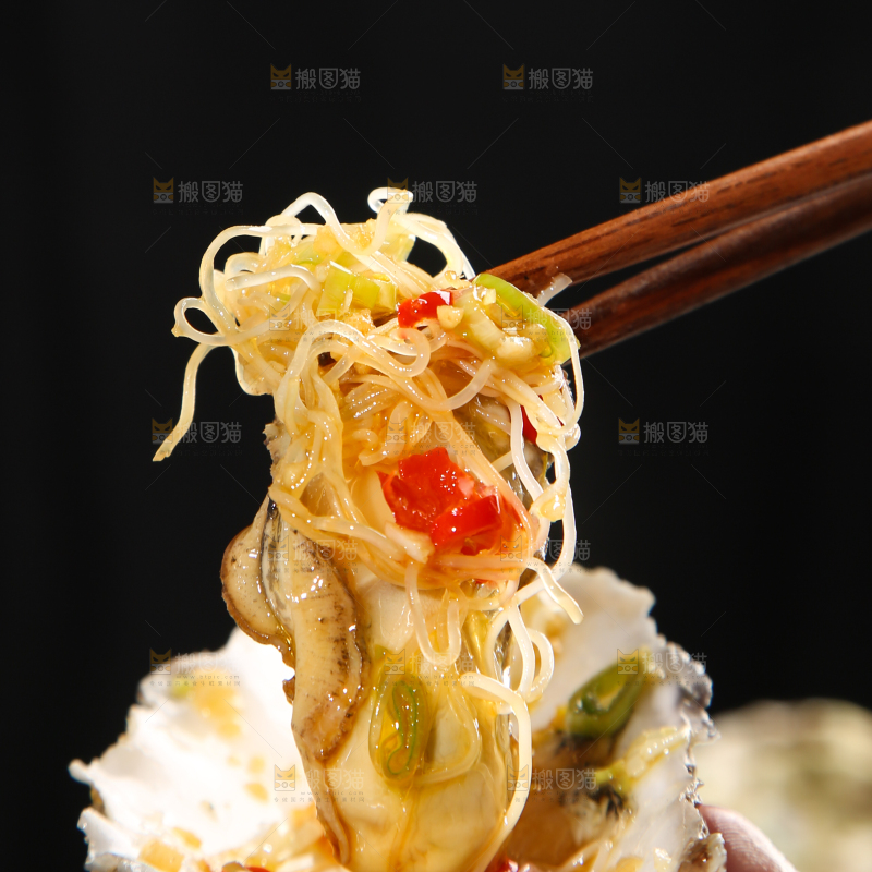 筷子夹着生蚝粉丝