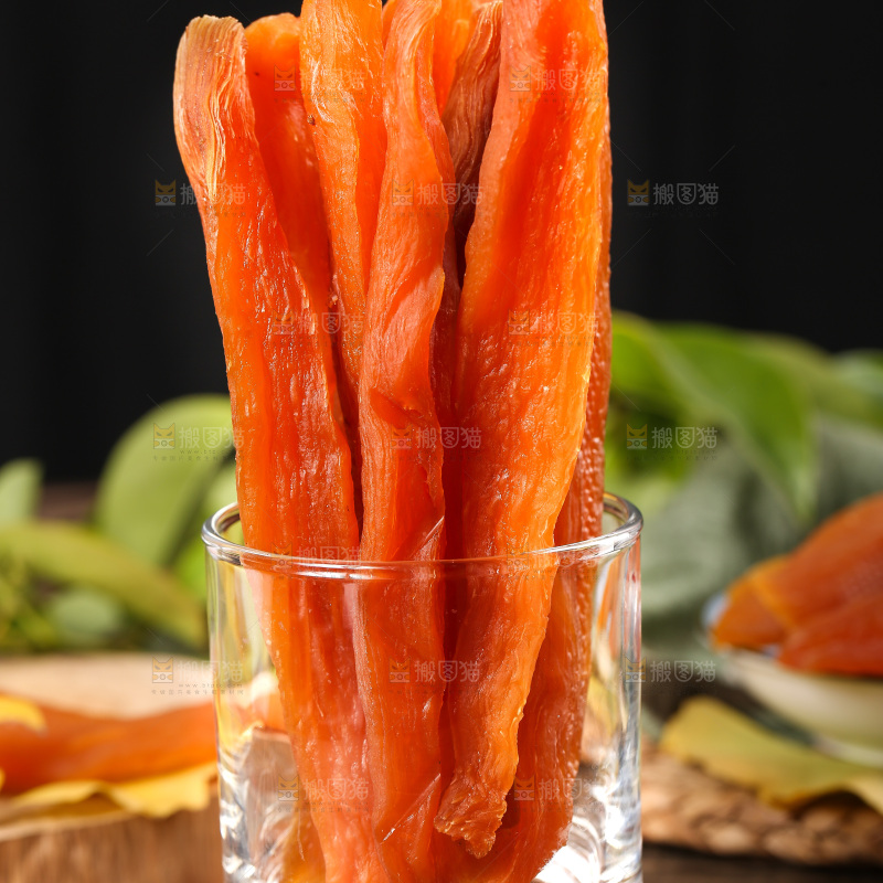 木底上放着一杯红薯干