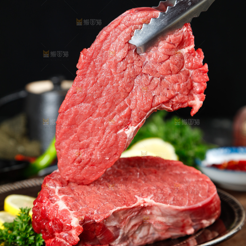 夹子夹着一块牛肉