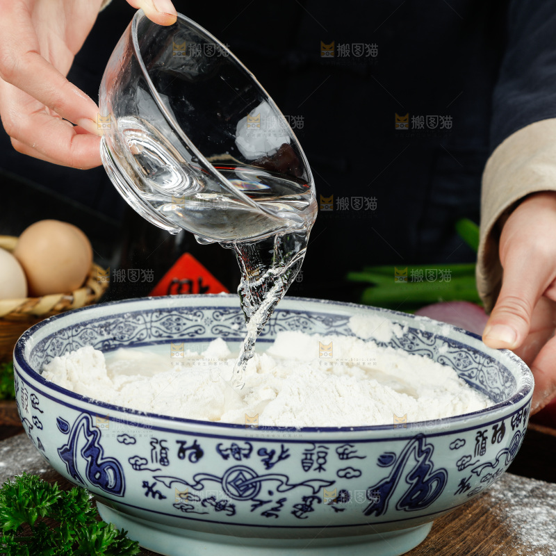 木底上放着一碗小麦面粉