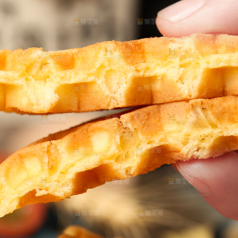 手拿华夫饼蛋糕