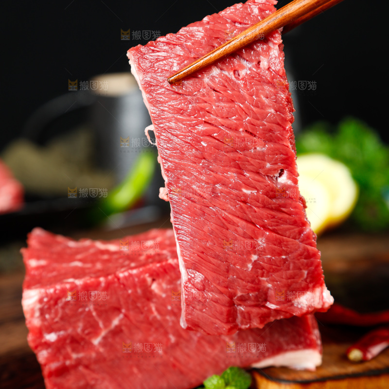 筷子夹着牛肉片