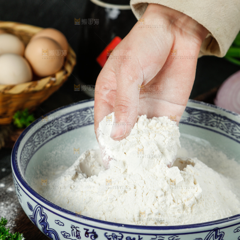 木底上放着一碗面粉