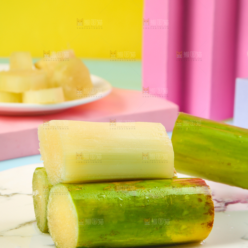 蓝底上放着一盘陶山甘蔗