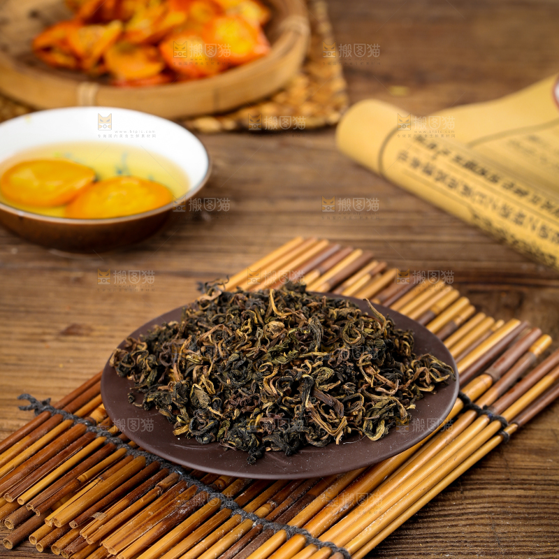 碟子里装着茶叶