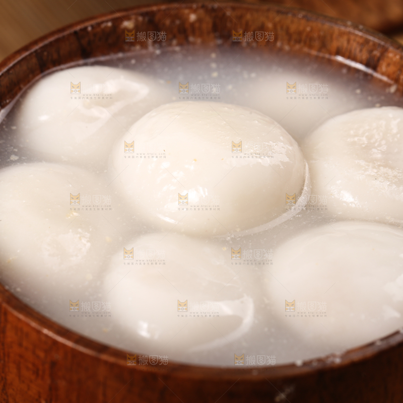 汤碗里放着汤圆