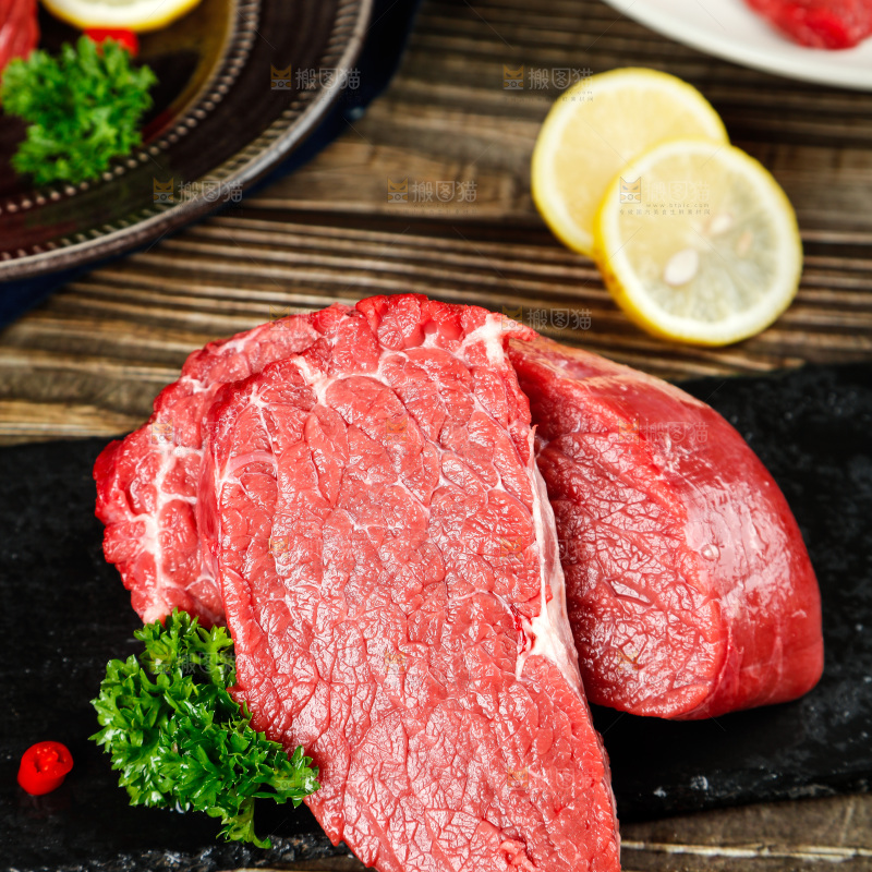 木底上放着一盘牛肉