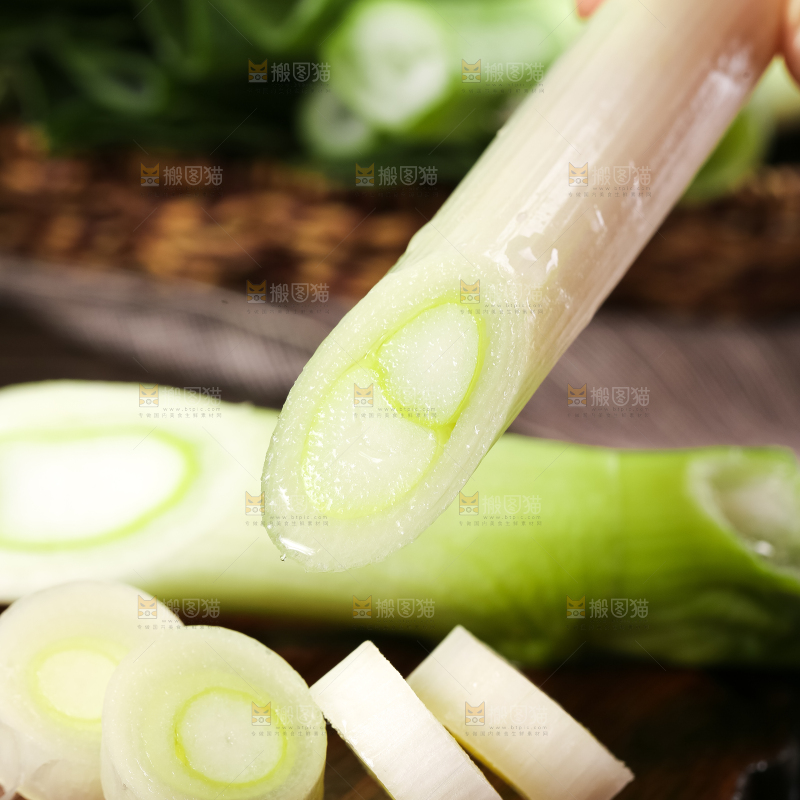手拿大葱白