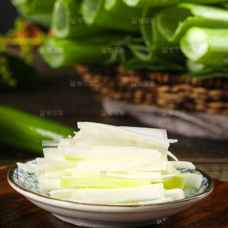 木底上放着一碟大葱丝